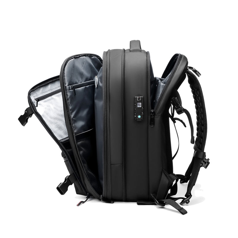 Zaino da viaggio AeroMax nero aperto con scomparti multipli per organizzare il bagaglio